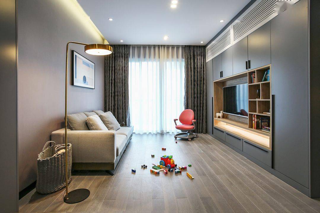 今天分享的是一套建筑面積102平米的現(xiàn)代輕奢風(fēng)三居室案例,屋主夫妻和女兒、母親一家四口人居住,整體來說是比較緊湊的剛需三房案例,設(shè)計師以輕松、時尚的灰色調(diào)作為主色,搭配格調(diào)滿滿的木質(zhì)家具,營造出簡約、輕奢的感覺。 平面布置圖 入戶玄關(guān)和餐廳連在了一起,利用了入戶門側(cè)方的墻面來做上一整墻的柜子,把鞋柜和餐邊柜結(jié)合在一起使用,更為省空間。 復(fù)古的木質(zhì)餐桌椅到灰色調(diào)的背景,金屬質(zhì)感的吊燈,整個餐廳看起來非常有格調(diào)感。在餐桌椅側(cè)方加上隔板的設(shè)計,增強(qiáng)儲物能力。 位于餐廳另一側(cè)的就是客廳空間了,客廳的茶幾被舍棄,中間留空方便作為孩子的娛樂區(qū),米色布藝沙發(fā)和暖灰色背景墻讓人感覺更加溫馨。 客廳的電視背景墻則是被利用起來做了收納,整墻的柜子留空電視周邊的部分區(qū)域,加上藏光之后使用更方便,看起來也更大氣。 廚房內(nèi)部的櫥柜延續(xù)了客餐廳的柜子顏色,深灰色的大理石墻磚搭配灰色的啞光地磚,整個廚房看起來很有現(xiàn)代感。 臥室選擇了以藍(lán)灰色為主,在臥室頂部吊頂內(nèi)加上藏光,用吊燈、臺燈等代替主燈,讓臥室看起來更為簡潔。 在主臥室里還有一個迷你的衣帽間,U字形布局的柜子把角落空間充分用上。衣帽間外的床頭柜改成了梳妝臺,使用起來更加方便。 老人房選擇了榻榻米床組合衣柜和書桌的設(shè)計,榻榻米的安全性會更高一些,加上一張書桌也方便屋主母親看看書。 衛(wèi)生間內(nèi)部是三角形的布局方案,鉆石形的淋浴房做在了轉(zhuǎn)角處,兩側(cè)擺放洗手臺和馬桶。洗手臺上方的鏡柜做了藏光的設(shè)計,看起來更時尚。 今天分享的是一套建筑面積102平米的現(xiàn)代輕奢風(fēng)三居室案例,屋主夫妻和女兒、母親一家四口人居住,整體來說是比較緊湊的剛需三房案例,設(shè)計師以輕松、時尚的灰色調(diào)作為主色,搭配格調(diào)滿滿的木質(zhì)家具,營造出簡約、輕奢的感覺。 平面布置圖 入戶玄關(guān)和餐廳連在了一起,利用了入戶門側(cè)方的墻面來做上一整墻的柜子,把鞋柜和餐邊柜結(jié)合在一起使用,更為省空間。 復(fù)古的木質(zhì)餐桌椅到灰色調(diào)的背景,金屬質(zhì)感的吊燈,整個餐廳看起來非常有格調(diào)感。在餐桌椅側(cè)方加上隔板的設(shè)計,增強(qiáng)儲物能力。 位于餐廳另一側(cè)的就是客廳空間了,客廳的茶幾被舍棄,中間留空方便作為孩子的娛樂區(qū),米色布藝沙發(fā)和暖灰色背景墻讓人感覺更加溫馨。 客廳的電視背景墻則是被利用起來做了收納,整墻的柜子留空電視周邊的部分區(qū)域,加上藏光之后使用更方便,看起來也更大氣。 廚房內(nèi)部的櫥柜延續(xù)了客餐廳的柜子顏色,深灰色的大理石墻磚搭配灰色的啞光地磚,整個廚房看起來很有現(xiàn)代感。 臥室選擇了以藍(lán)灰色為主,在臥室頂部吊頂內(nèi)加上藏光,用吊燈、臺燈等代替主燈,讓臥室看起來更為簡潔。 在主臥室里還有一個迷你的衣帽間,U字形布局的柜子把角落空間充分用上。衣帽間外的床頭柜改成了梳妝臺,使用起來更加方便。 老人房選擇了榻榻米床組合衣柜和書桌的設(shè)計,榻榻米的安全性會更高一些,加上一張書桌也方便屋主母親看看書。 衛(wèi)生間內(nèi)部是三角形的布局方案,鉆石形的淋浴房做在了轉(zhuǎn)角處,兩側(cè)擺放洗手臺和馬桶。洗手臺上方的鏡柜做了藏光的設(shè)計,看起來更時尚。
